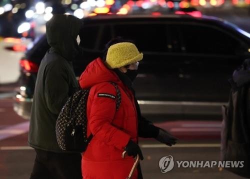 시민들이 추위에 웅크린 채 서울 세종로 거리를 지나가고 있다. [연합뉴스 자료사진] /사진=연합뉴스