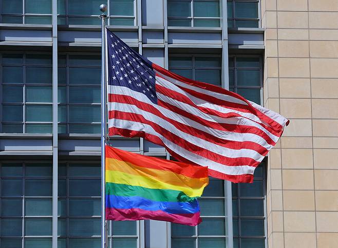 성소수자의 인권을 상징하는 무지개 깃발이 러시아 주재 미국 대사관에 미국 국기와 나란히 걸려 있다. 2022년 6월 30일 촬영. 로이터 연합뉴스