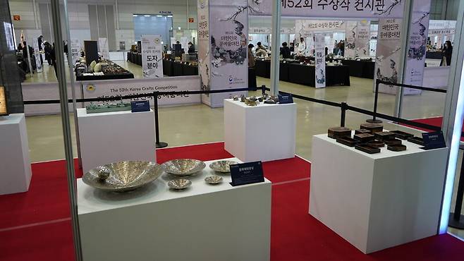 국립무형유산원과 한국공예협동조합연합회가 공동 주최한 공예품대전이 27일까지 경남 창원 컨벤션센터에서 열리고 있다. 국립무형유산원 제공