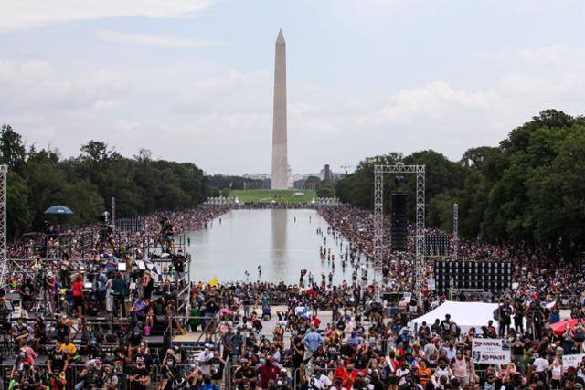 지난 2020년 12월 마틴 루서 킹 목사의 워싱턴 행진 연설 57주년을 맞아 미국 워싱턴 링컨기념관 앞에서 열린 집회에 수천 명의 시민들이 모여 있다. 한국일보 자료사진