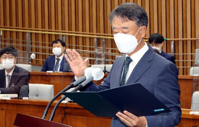 오석준 대법관이 지난 8월 국회 인사청문회 당시 선서를 하고 있는 모습. 한국일보 자료사진