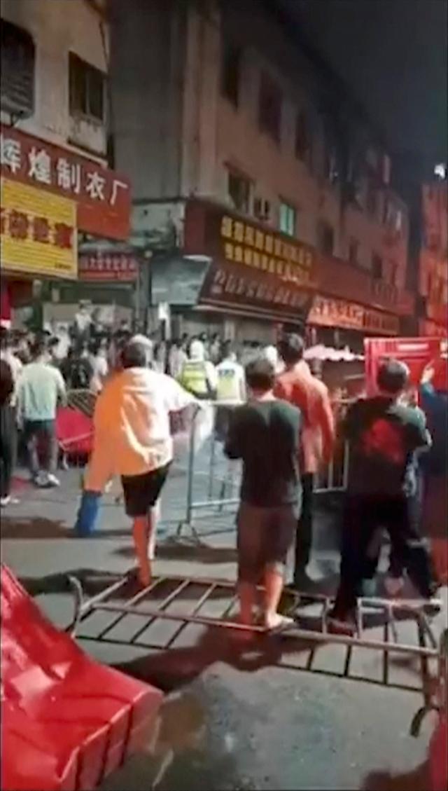 15일 중국 남부 광둥성 광저우에서 중국 당국의 코로나19 봉쇄 정책에 불만을 품은 시민들이 시위에 나서고 있다. 이번 시위는 봉쇄가 16일까지 연장된다는 게 알려진 후 일어났다. 광저우=로이터 연합뉴스