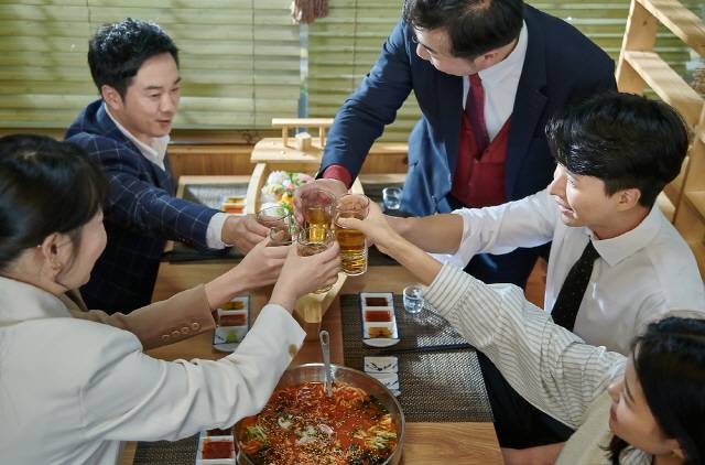 술을 마시면 청력 저하가 발생하면서 목소리가 커질 수 있다./사진=클립아트코리아