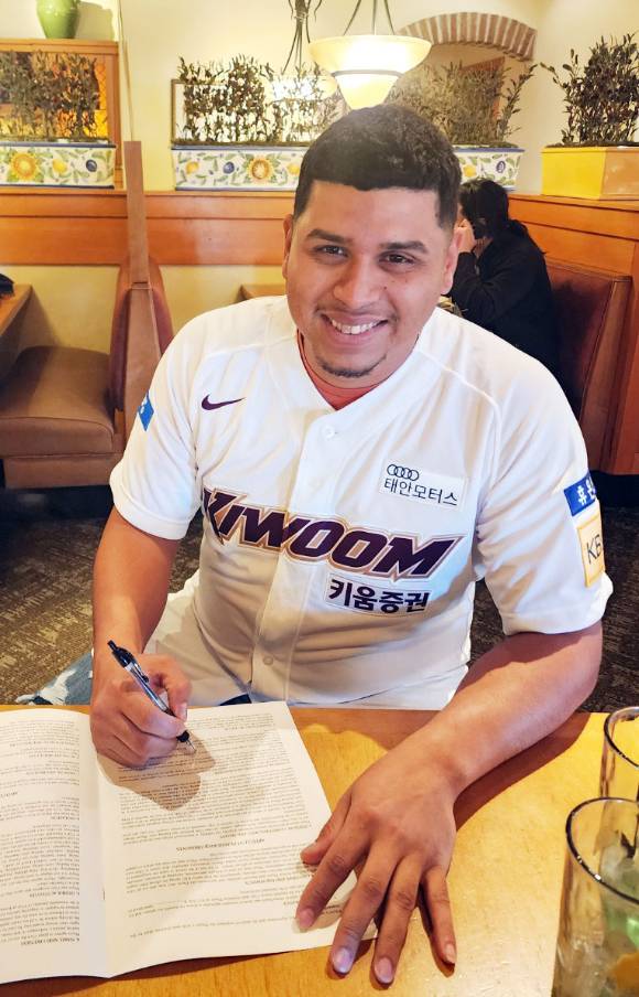 아리엘 후라도가 2023시즌 키움 히어로즈 선발진 한 축을 맡는다. 후라도가 계약서에 사인하며 포즈를 취하고 있다. [사진=뉴시스]
