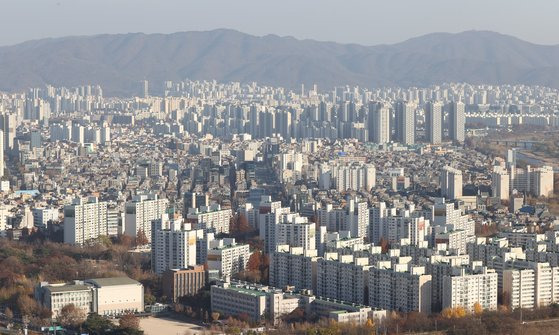 실거래가격 하락 속도가 빨라지며 서울 아파트값이 2년 전 수준으로 내려갔다. 사진은 서울 강남구 삼성동 아셈타워에서 바라본 강남 일대 아파트 단지. 연합뉴스