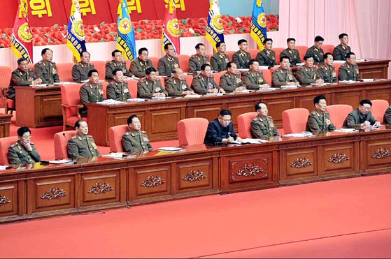 북한 김정은 국무위원장이 2013년 11월 조선인민군 제2차 보위일군대회에 참가했다. 사진 노동신문