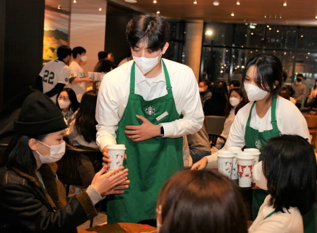 SSG랜더스 오원석 선수가 팬들에게 커피를 제공하고 있다. (사진=스타벅스코리아 제공)