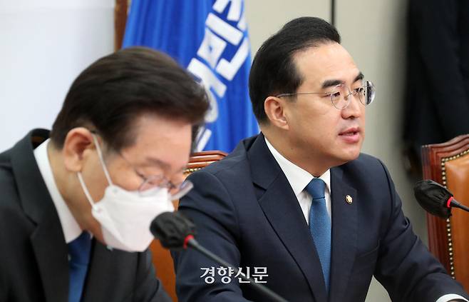 박홍근 더불어민주당 원내대표(오른쪽)가 25일 국회에서 열린 최고위원회의에서 발언을 하고 있다. 박민규 선임기자