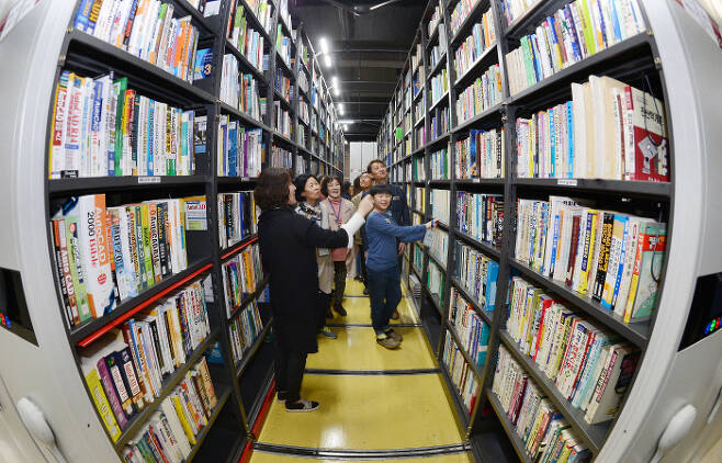 국립중앙도서관 보존서고를 방문한 도서관 이용자들이 사서의 설명을 들으면서 서가를 둘러보고 있다. 경향신문 자료사진