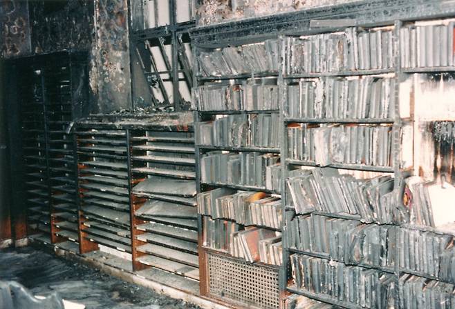 1986년 로스앤젤레스 공공도서관 대화재로 인해 손상된 책들이 복구를 기다리고 있다. 로스앤젤레스 공공도서관 공식 홈페이지