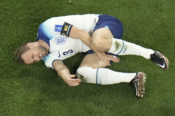 잉글랜드 주장 해리 케인이 상대 선수의 태클에 넘어져 오른쪽 발목에 통증을 호소하고 있다. AP 연합뉴스