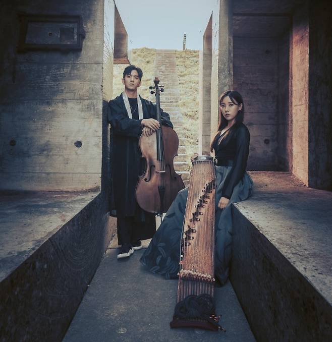 Musical duo "CelloGayageum" composed of cellist Sol Daniel Kim (left) and gayageum player Yoon Da-young (MMCA)