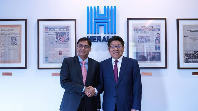 Indian Ambassador to South Korea Amit Kumar (left) and The Korea CEO Choi Jin-young pose for a photo during a courtesy visit to the Herald Corp. headquarters in central Seoul on Friday. (Park Seo-hee/The Korea Herald)