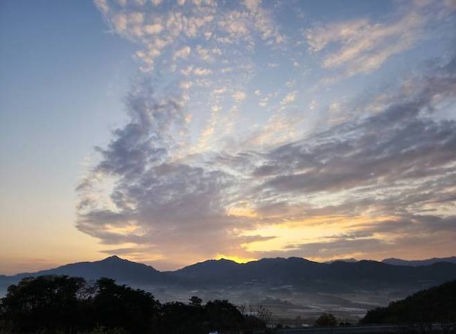매일 보는 지리산 일출이지만 하늘의 변화가 무쌍하다. 사진=임송