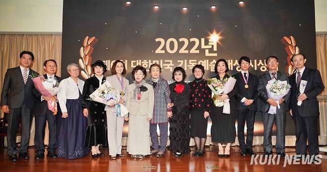 25일 오후 서울 동작구 CTS 기독교TV 컨벤션홀에서 열린 '제6회 대한민국 기독예술 대상' 시상식에서 수상자들이 기념촬영을 하고 있다.