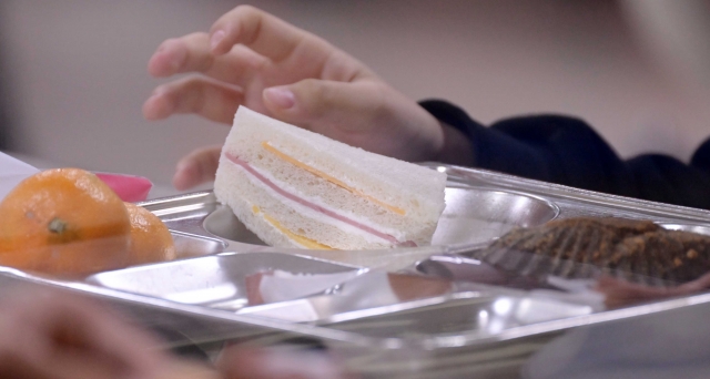 25일 서울 성동구의 한 중학교에서 학생들이 샌드위치와 머핀 등 대체 급식으로 점심을 해결하고 있는 모습. 연합뉴스