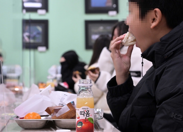 25 서울 성동구의 한 중학교에서 학생들이 샌드위치와 머핀 등 대체 급식으로 점심을 해결하고 있는 모습. 연합뉴스