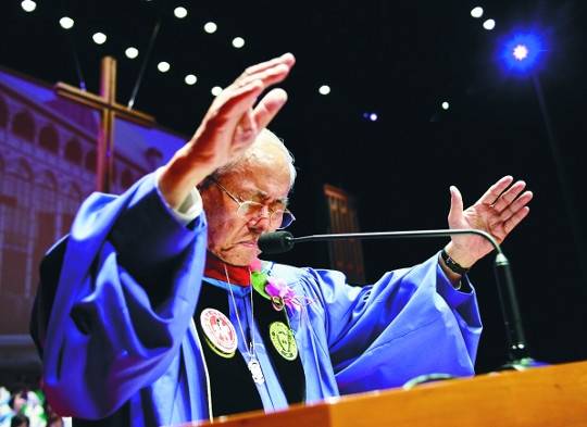 김선도 서울 광림교회 원로목사가 2013년 9월 광림사회봉사관 봉헌예배에서 축도하고 있다.