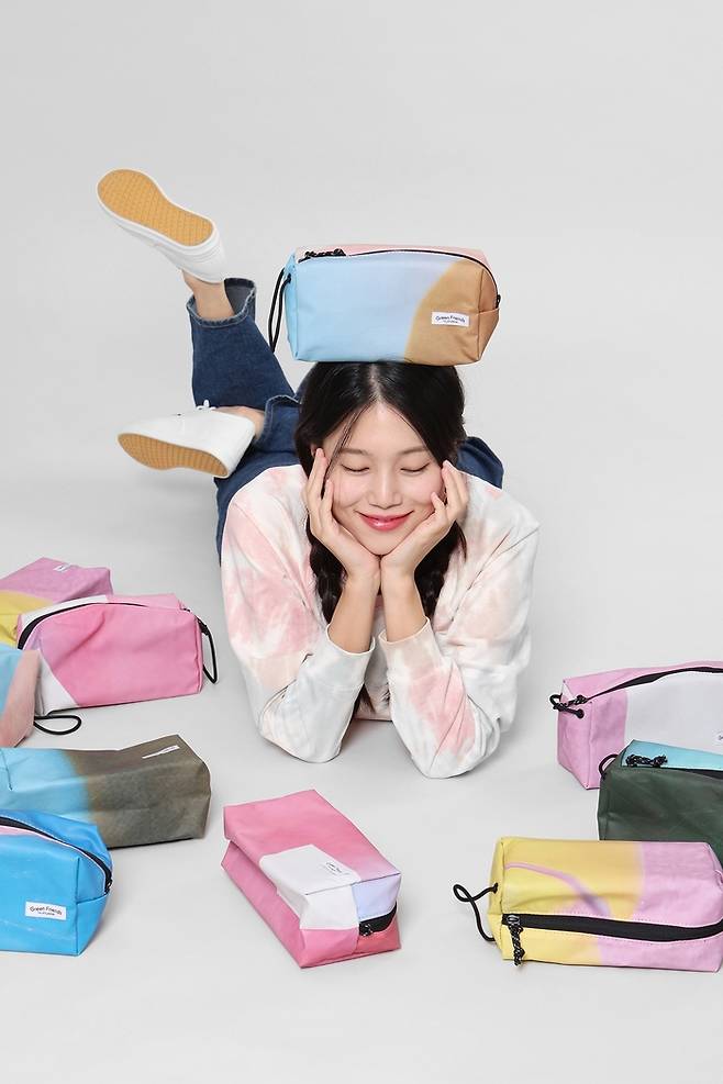 폐현수막으로 만든 메신저백과 파우치 / 사진 = 글래드 호텔