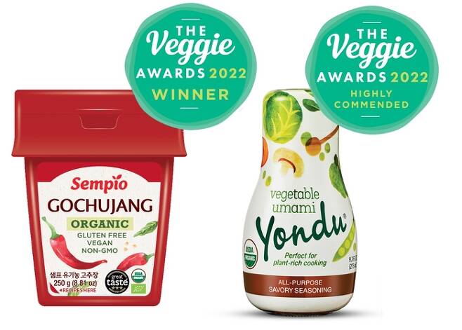 샘표의 유기농 고추장(왼쪽)과 콩을 발효한 순식물성 요리에센스 ‘연두’. 영국의 ‘2022 베지 어워드(Veggie Awards)’에서 각각 최우수상과 우수상을 수상했다. <사진 제공=샘표식품>