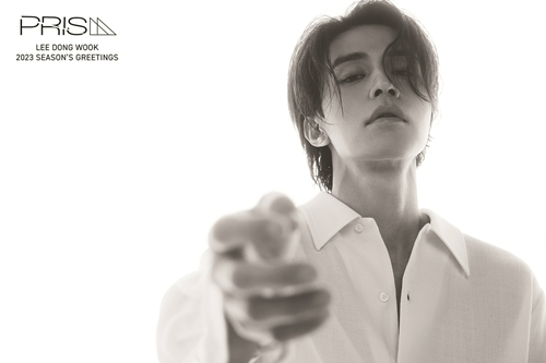 배우 이동욱이 데뷔 후 처음으로 시즌 그리팅을 출시한다. 사진=킹콩 by 스타쉽