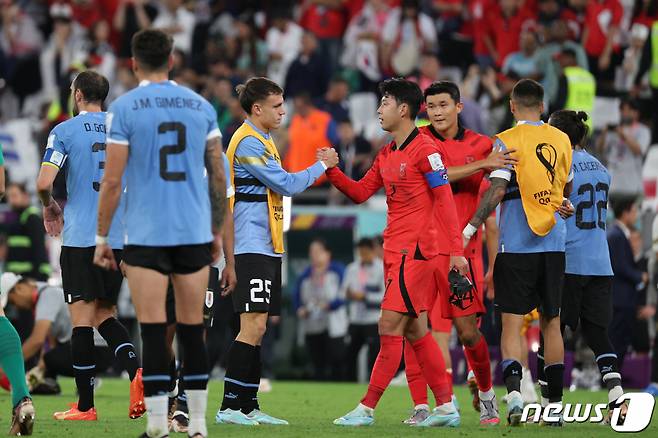 24일 오후(현지시간) 카타르 알라이얀 에듀케이션 시티 스타디움에서 열린 2022 카타르 월드컵 조별리그 H조 1차전 대한민국과 우루과이의 경기에서 무승부로 경기를 마친 양팀 선수들이 서로를 격려하고 있다. /사진=뉴스1