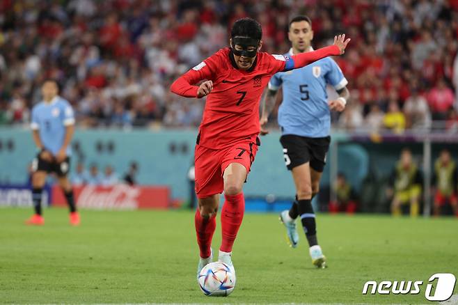 (알라이얀(카타르)=뉴스1) 이광호 기자 = 손흥민이 24일 오후(현지시간) 카타르 알라이얀 에듀케이션 시티 스타디움에서 열린 2022 카타르 월드컵 조별리그 H조 1차전 대한민국과 우루과이의 경기에서 상대문전을 향해 돌파를 시도하고 있다. 2022.11.25/뉴스1  Copyright (C) 뉴스1. All rights reserved. 무단 전재 및 재배포 금지.