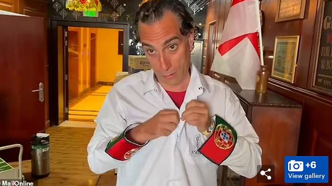 최근 포르투갈인 프레데리코 페라즈(43)는 카타르에 있는 한 술집에 방문했을 때 "전통복을 벗고 들어오라"는 요구를 받았다./사진=데일리메일