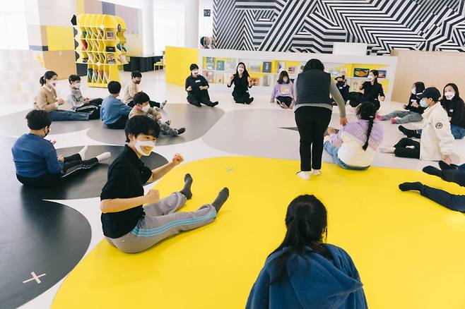 안무가들과 함께 감상을 표현하는 모습. /사진제공=리움