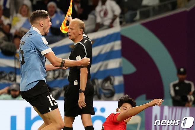 (알라이얀(카타르)=뉴스1) 이동해 기자 = 24일 오후(현지시간) 카타르 알라이얀 에듀케이션 시티 스타디움에서 열린 2022 카타르 월드컵 조별리그 H조 1차전 대한민국과 우루과이의 경기에서 이강인이 발베르데의 반칙성 태클에 넘어지고 있다. 좋아하는 발베르데.  이날 경기는 득점 없이 0대 0 무승부로 마쳤다. 2022.11.25/뉴스1  Copyright (C) 뉴스1. All rights reserved. 무단 전재 및 재배포 금지.