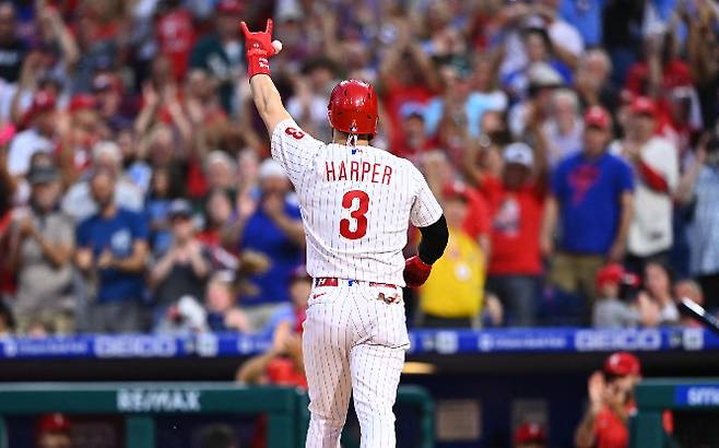 미국 메이저리그(MLB) 필리델피아 필리스의 브라이스 하퍼가 이르면 내년 5월 복귀한다. 사진은 지난 9월 MLB 정규시즌 경기에 나와 홈런을 때려내고 관중에게 화답하는 하퍼. /사진=로이터