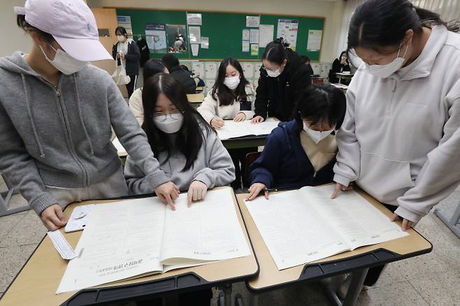2023학년도 대학수학능력에서 정답률 20% 미만의 킬러 문항이 다수 나오며 '난이도 조절 실패' 지적이 나온다. 사진은 지난 18일 수능 가채점을 하고 있는 대구 수성구 정화여고 학생들. /사진=뉴스1