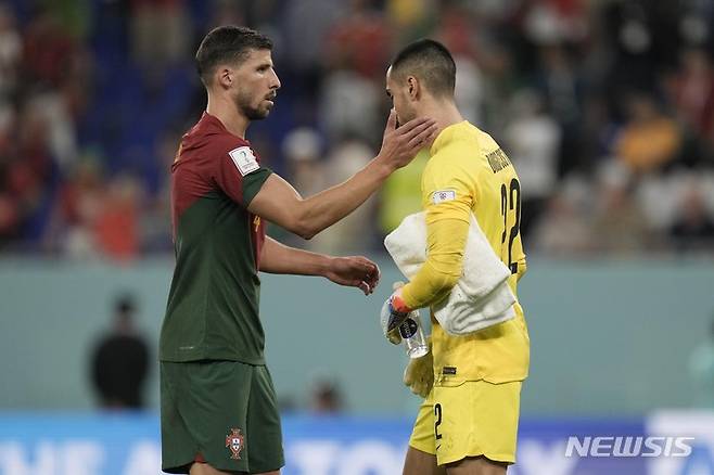 [도하=AP/뉴시스] 가나전 종료 후 포르투갈 동료 후벵 디아스로부터 위로 받는 골키퍼 디오구 코스타. 2022.11.25.