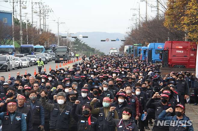 [포항=뉴시스] 지난 24일 공공운수노조 화물연대본부 포항지부가 경북 포항시 남구 대송 교차로에서 파업 출정식을 하고 있다. 2022.11.24. abc1571@newsis.com