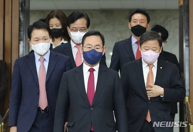 [서울=뉴시스] 전진환 기자 = 주호영 원내대표가 25일 서울 여의도 국회에서 열린 원내대책회의에 원내지도부와 참석하고 있다. 2022.11.25. amin2@newsis.com