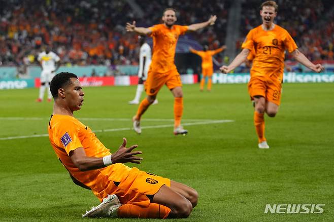 [도하=AP/뉴시스] 네덜란드의 코디 각포가 21일(현지시간) 카타르 도하의 알투마마 경기장에서 열린 2022 카타르 월드컵 조별리그 A조 1차전 세네갈과의 경기 후반 39분 선제골을 넣고 환호하고 있다. 네덜란드는 후반 54분 다비 클라선의 쐐기 골을 묶어 세네갈에 2-0 승리를 거뒀다. 2022.11.22.