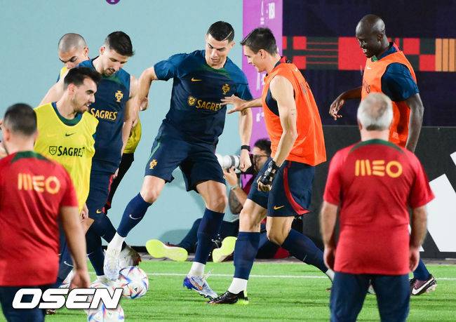 [OSEN=도하(카타르), 박준형 기자]호날두가 훈련을 하고 있다.     2022.11.19 /  soul1014@osen.co.kr