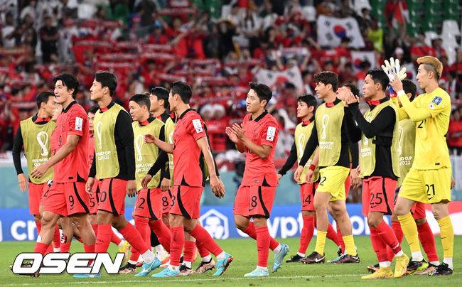 [OSEN=도하(카타르), 박준형 기자] 파울루 벤투 감독이 이끄는 축구대표팀은 24일 카타르 알 라이얀에 위치한 에듀케이션시티 스타디움에서 우루과이를 상대로 ‘카타르 월드컵 2022 H조 조별리그 1차전’에서 0-0 무승부를 기록했다. 한국은 2010년 남아공 월드컵 이후 12년 만에 16강 진출에 도전한다.경기 종료 후 한국 선수들이 관중석을 향해 인사를 하고 있다. 2022.11.24 /soul1014@osen.co.kr