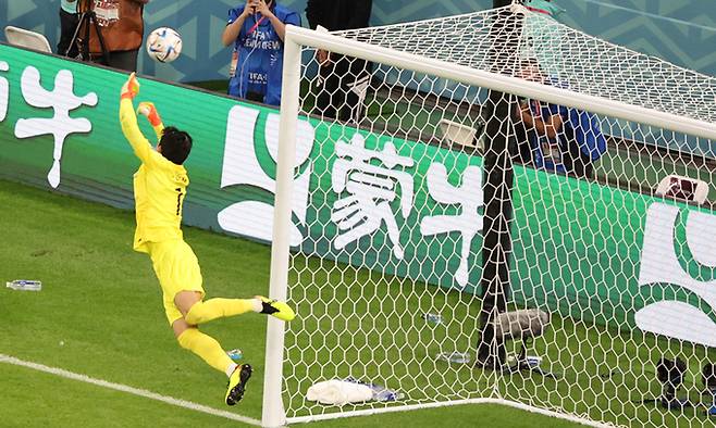 24일 오후(현지시간) 카타르 알라이얀의 에듀케이션 시티 스타디움에서 열린 2022 카타르 월드컵 조별리그 H조 1차전 대한민국과 우루과이 경기. 우루과이 선수가 슛한 볼이 골대를 맞고 벗어나고 있다. 연합뉴스