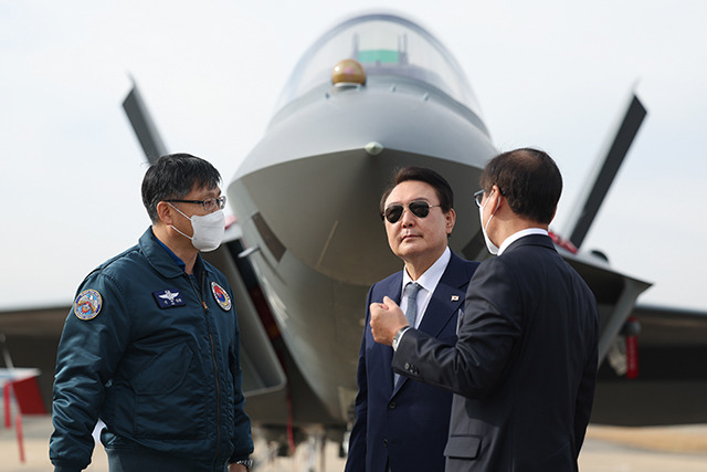 윤석열 대통령이 24일 오전 경남 사천시 한국항공우주산업(KAI)을 방문, 전시된 국산 초음속 전투기 KF-21 시제기 3호기 등을 참관하고 있다. 대통령실 제공사천=연합뉴스