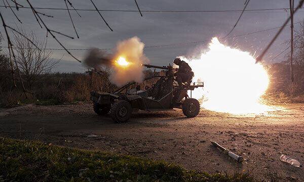 23일(현지시간) 우크라이나 남부 헤르손 인근 최전방에서 우크라이나 군인이 러시아 진지를 향해 SPG-9 무반동포를 쏘고 있다. 헤르손=AP뉴시스