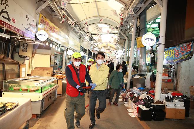 소방호스를 들고 발화지점으로 뛰고있는 박준희 구청장과 자율소방대원. 관악구.