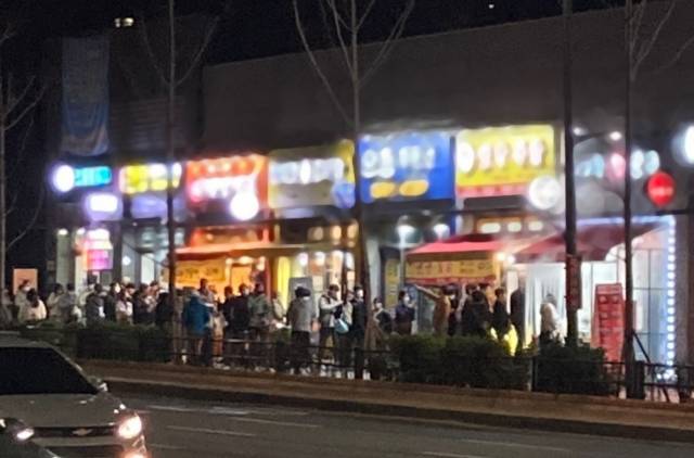 한국과 우루과이의 월드컵 경기가 열린 전날 오후 경기도의 한 치킨집 앞에 포장을 위한 줄이 생겨난 모습. /사진= 독자 제공