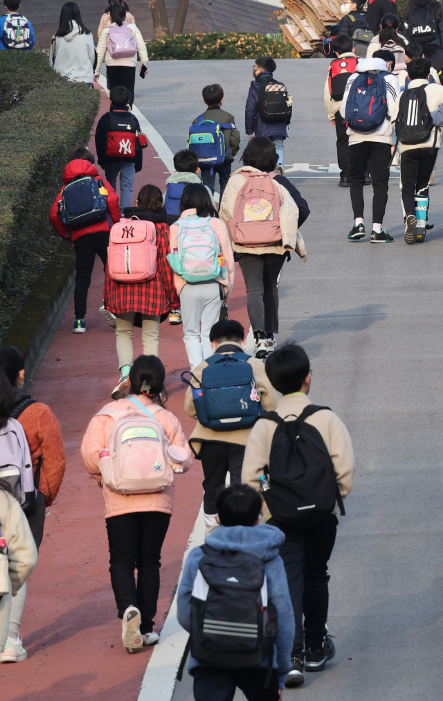 학교 비정규직 노동자들이 총파업을 한 25일 서울 한 초등학교에서 학생들이 등교하고 있다. 연합뉴스
