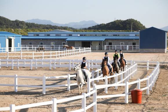 10월14일 법수면 윤내리에 개장한 함안군 '악양승마장' 모습 ⓒ함안군