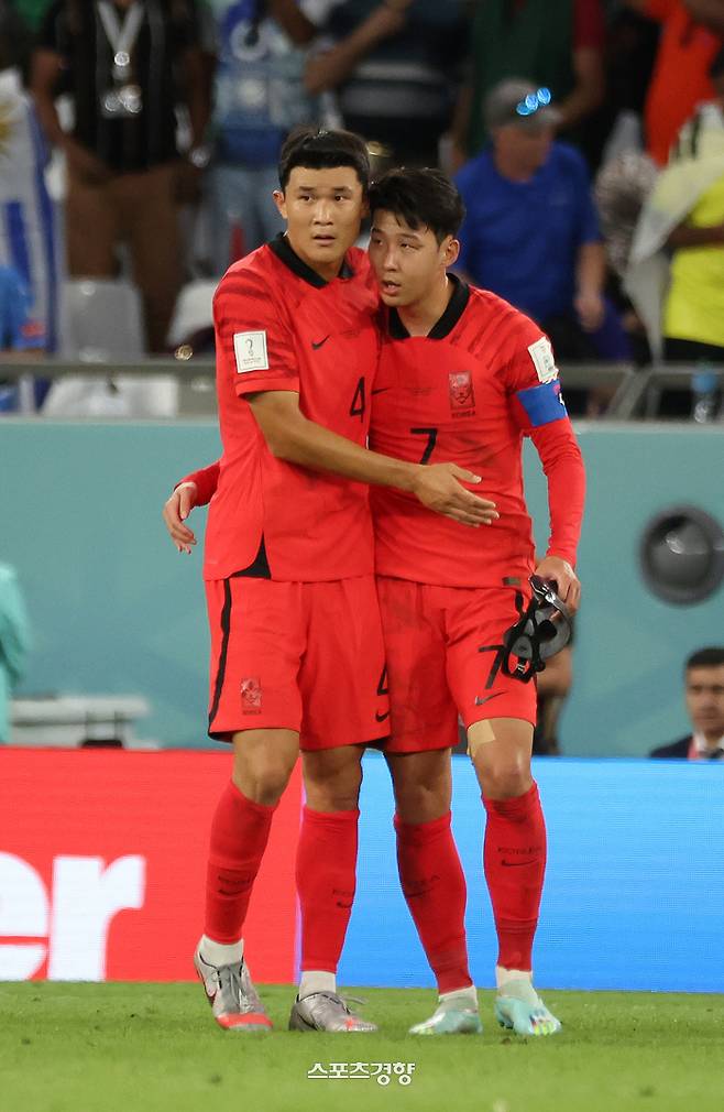 한국 축구국가대표 손흥민과 김민재가 24일(현지시간) 카타르 알라이얀 에듀케이션 시티 스타디움에서 열린  2022 카타르 월드컵 조별리그 H조 우루과이의 조별예선 경기 후 서로를 격려하고 있다. 알라이얀|권도현 기자