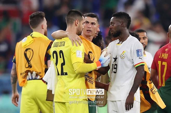 ▲ 경기 종료 후 코스타(22번)에게 조언하는 호날두(가운데).