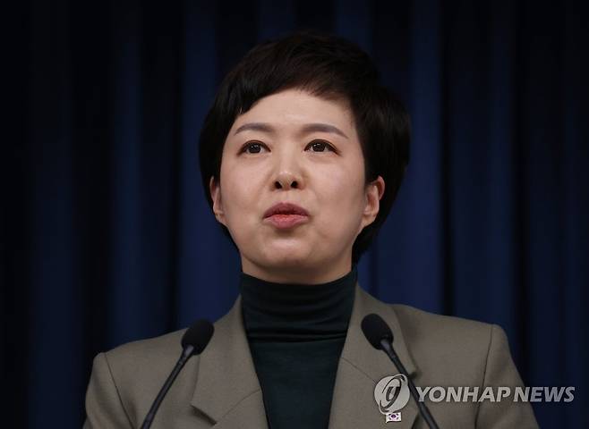 윤 대통령 국무회의 발언 브리핑하는 김은혜 홍보수석 (서울=연합뉴스) 서명곤 기자 = 김은혜 대통령실 홍보수석이 22일 오후 서울 용산 대통령실 청사 브리핑룸에서 윤석열 대통령의 국무회의 발언과 한중 정상회담 당시의 발언 등과 관련해 브리핑을 하고 있다. 2022.11.22 seephoto@yna.co.kr