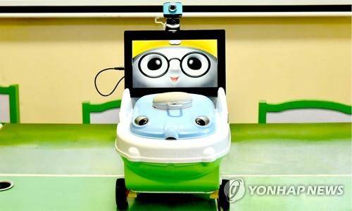 평양교원대학에서 제작한 로봇  (서울=연합뉴스) 북한 선전매체 서광이 2020년 6월 4일 보도한 평양교원대학에서 제작된 교육용 로봇. 보도에 따르면 이 로봇은 화상인식 기술과 음성인식 기술, 인공지능 기술이 적용됐으며 주산, 영어, 음악, 자연 등 여러 가지 교육에 활용할 수 있다.[서광 홈페이지 캡처.재판매 및 DB 금지]
      nkphoto@yna.co.kr