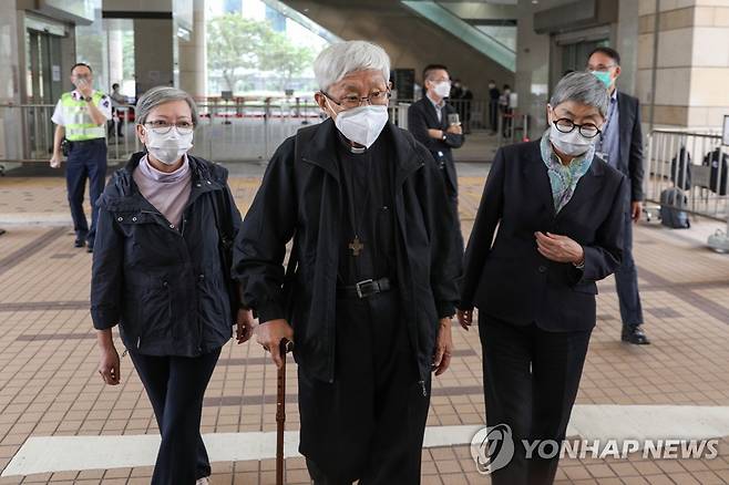 (EPA=연합뉴스) 조지프 쩐(가운데) 홍콩 추기경과 마거릿 응(오른쪽) 변호사, 시드 호(왼쪽) 전 입법회 의원이 25일 홍콩 서구룡 법원에서 유죄 판결을 받고 법정을 나서는 모습.